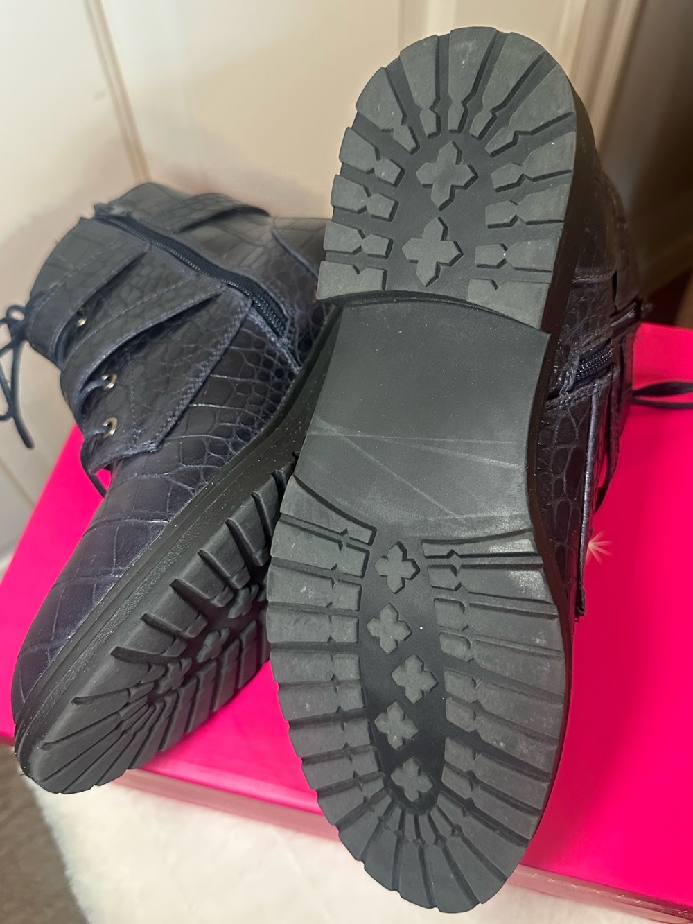 ShoeDazzle Donna Navy Croc Embossed Combat Boots NWOT Size 8 - Picture 7 of 8